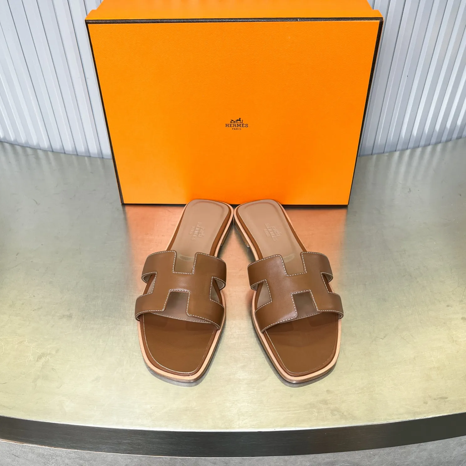 👟👟Ex-factory price 480👟👟 New style in early spring, splicing technology, new revision (Hermès), upgraded packaging, upgraded version and workmanship materials. Hermes®🔴The highest version of handmade shoes on the market ✨✨ Top product Hermès slippers🐎 —————————— The new model in early spring is the same as the original version, handmade by masters! ❥High-end customization, exclusive products, the highest version in the industry⚠❥Using: Hermers upper: Italian imported cowhide + original custom-grade Australian sheepskin feet + genuine leather outsole (pursuing top walking comfort) ✨~~〰〰〰〰❥ Packaging: ✔🚦Pay attention to the packaging➰Top-level exclusive box 〰The original top quality is on sale━━━━Hermes━━━━━ size: 35-40 (34.41.42 custom-made, non-refundable)